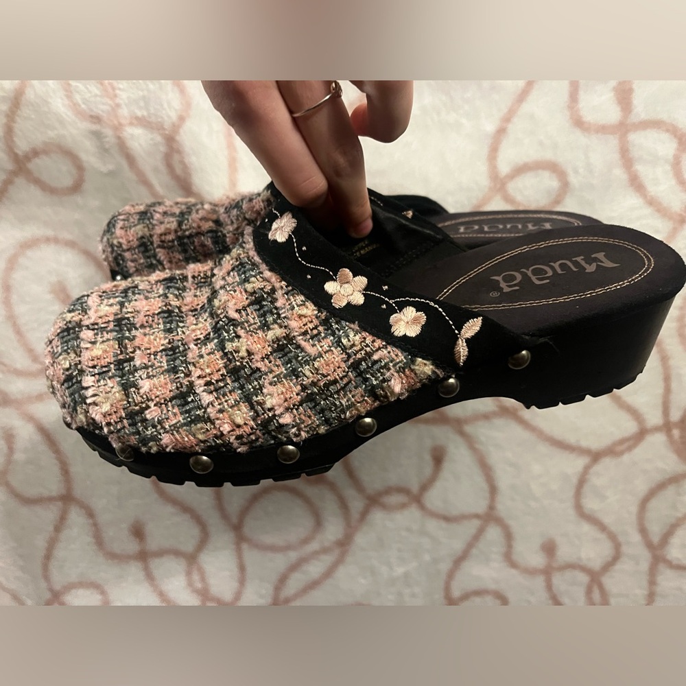 Mudd pink flower embroidered tweed wooden clogs